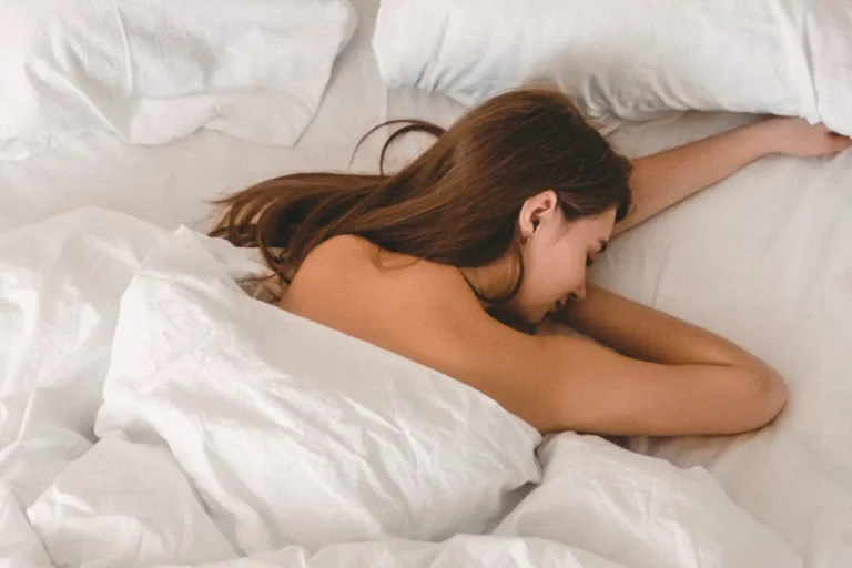 Czy spanie nago jest zdrowe? Zobacz fakty i mity o wpływie na organizm