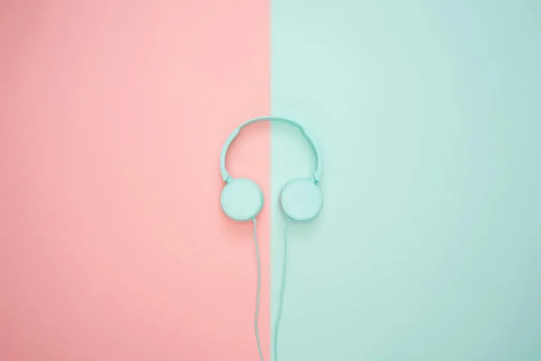 Aparat słuchowy – jak nowoczesne technologie przywracają kontakt ze światem dźwięków