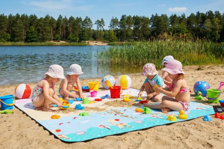 Plażowy dzień bez chaosu – jak wygodnie zorganizować wypoczynek z dziećmi koc plażowy
